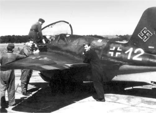 На этой пропагандистской фотографии пилоты Me 163B готовятся к вылету - фото 55
