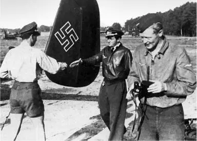 Майор Вальтер Новотны посещает EKdo 16 летом 1944 года Слева направо Новотны - фото 66