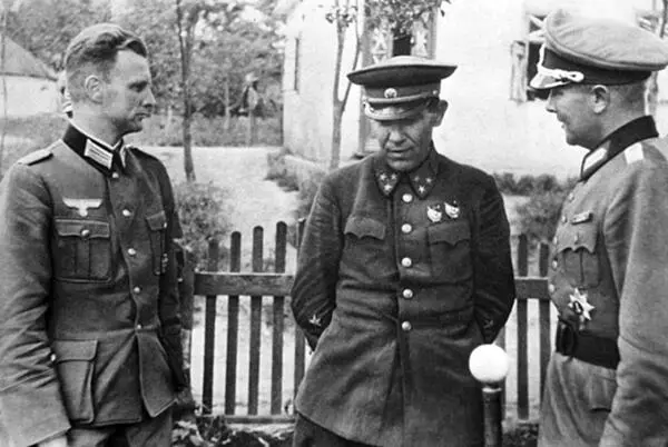 Командующий 6й армией генераллейтенант ИН Музыченко 19011970 в плену В - фото 21