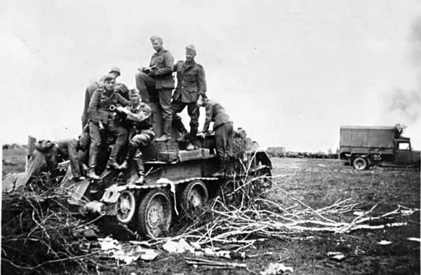 Солдаты Вермахта фотографируются на броне советского легкого танка БТ7 - фото 24