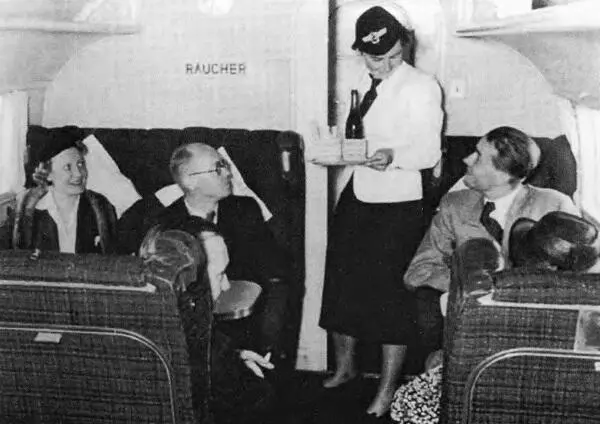 Вид на переднюю часть пассажирского салона Два самолета компании Lufthansa - фото 37