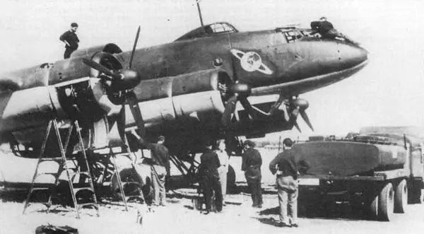 FW200C1 принадлежащий к IKG 40 во время осмотра двигателя лето 1940 года - фото 41