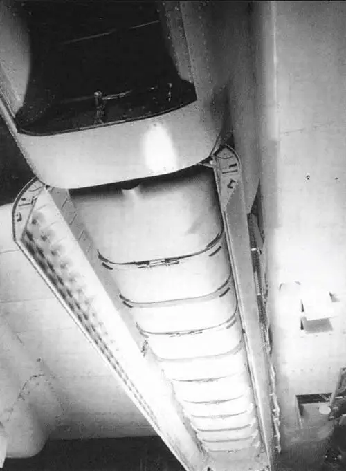 Дополнительные топливные баки размещенные в подфюзеляжной гондоле - фото 86