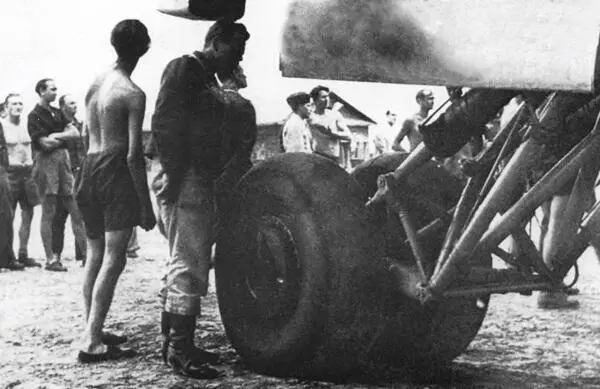 На начало 1941 года англичане планировали провести на аэродром БордоМериньяк - фото 94