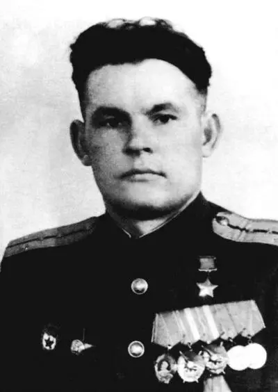 Капитан В И Алин также Герой Советского Союза к моменту назначения - фото 129