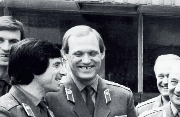 Встреча с министром обороны Дмитрием Устиновым третий справа Валерий - фото 117