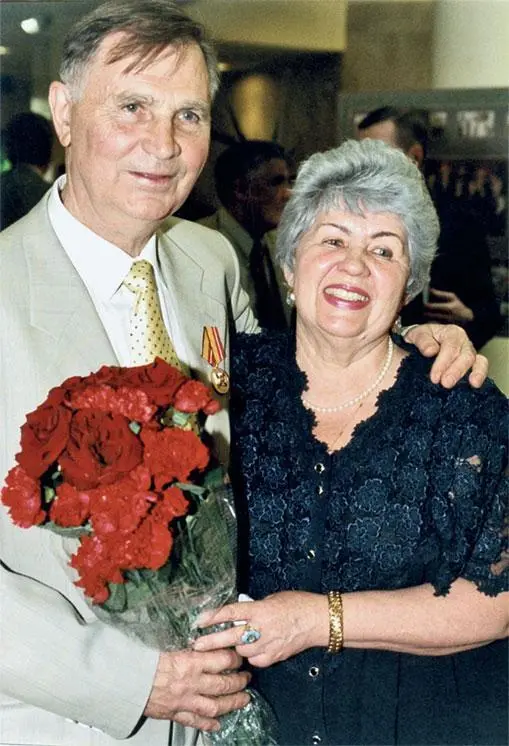 С женой и сыном на праздновании 70летнего юбилея Москва 2000 г С Татьяной - фото 129