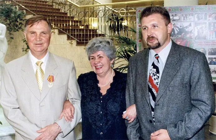 С женой и сыном на праздновании 70летнего юбилея Москва 2000 г С Татьяной - фото 130