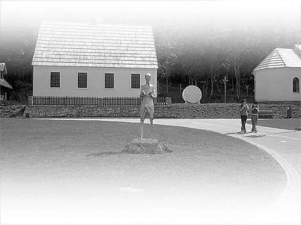 И снова дом в Смилянах в котором родился Тесла Перед домом скульптура - фото 4