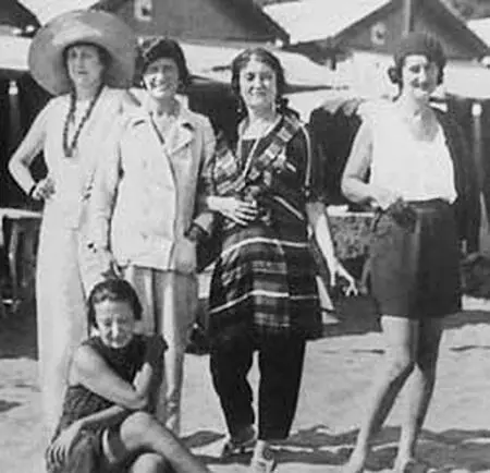 Мизя в центре снимка и Коко на отдыхе с подругами 1938 год 35 - фото 35