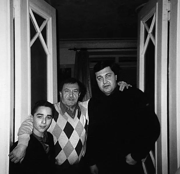 Отец и сын Аксеновы и Вася сын Евгения Попова Начало 1990х гг Любовь - фото 18