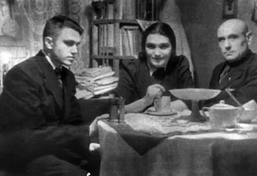 Вася Евгения Семеновна отчим Магадан 1950 г В Парке им Горького города - фото 34