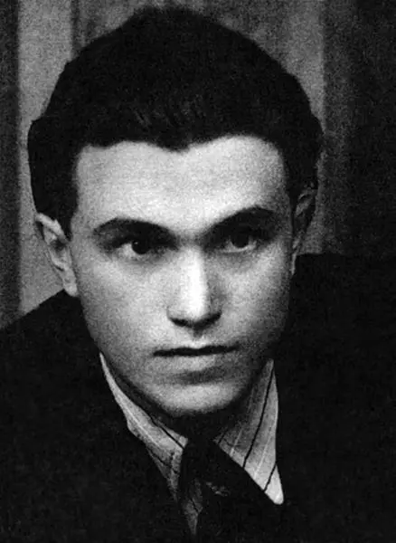 Пришли мне фотографию только в нормальном костюме и прическе из письма - фото 37