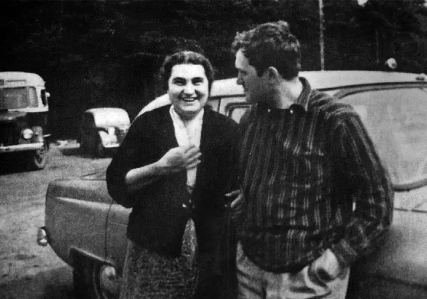 С мамой во Львове Евгения Гинзбург работает над книгой Крутой маршрут 1965 - фото 42