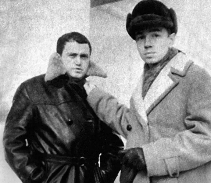 С Андреем Вознесенским Конец оттепели 1963 г Кира МенделеваАксенова с - фото 51