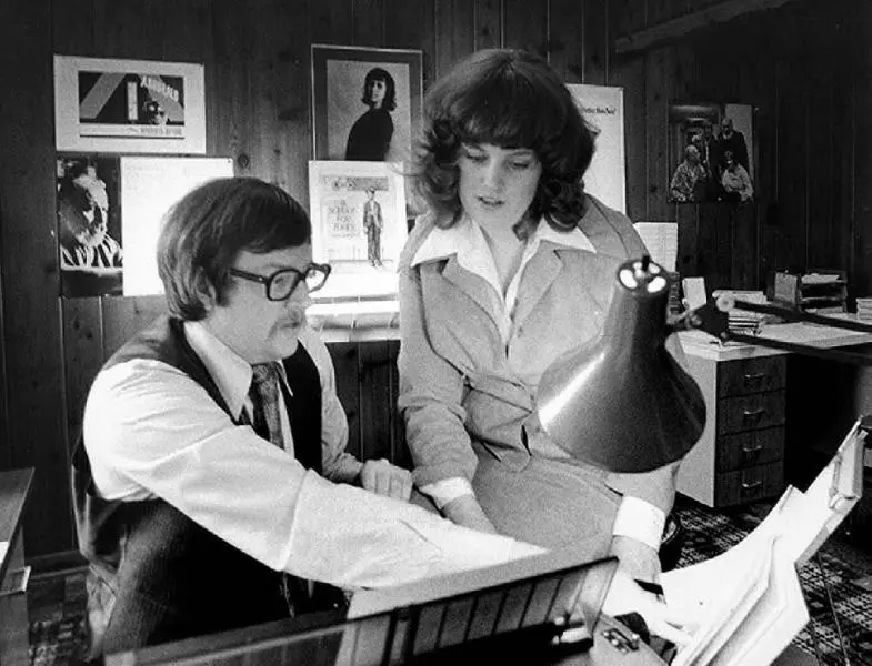 Карл и Элендея Проффер в редакции издательства Ардис Конец 1970х гг Иосиф - фото 66