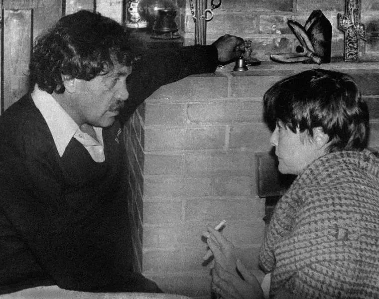 С Беллой Ахмадулиной в мастерской Бориса Мессерера 1980 г Семен Липкин и - фото 72