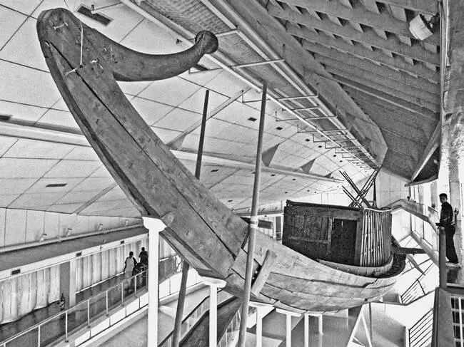 Рис 50 Еще одна фотография ладьи Хеопса со стороны кормы Фотография 2006 - фото 51