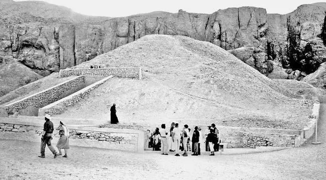 Рис 88 Туристы толпящиеся у входа в гробницу Тутанхамона Долина царей - фото 89