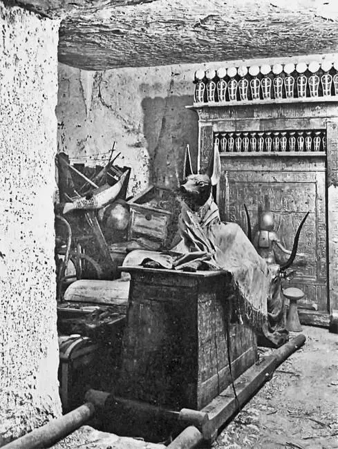Рис 100 Еще одна свалка вещей в гробнице Тутанхамона Фотография 1923 года - фото 101