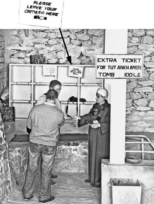 Рис 104 Отдельная камера хранения у входа в гробницу Тутанхамона где у - фото 105