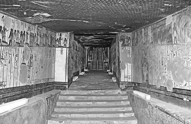 Рис 109 Длинный проход в погребальную камеру фараона Сети I в его гробнице в - фото 110