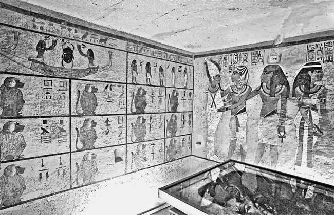 Рис 112 Росписькартина в гробнице Тутанхамона Фотография 2006 года - фото 113