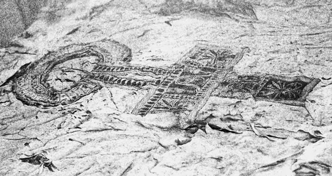 Рис 147 Увеличенное изображение нательного креста вышитого на льняной рубахе - фото 148
