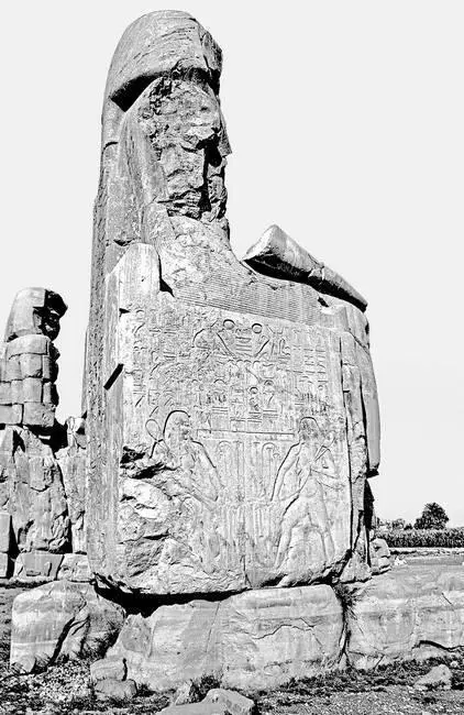 Рис 158 Колоссы Мемнона На боковой стороне их сидений помещено изображение - фото 159