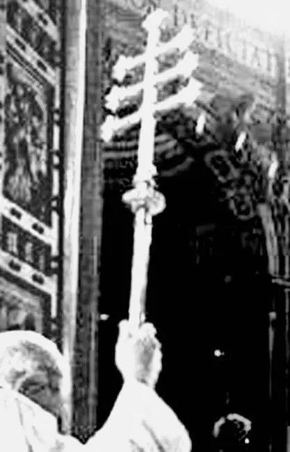 Рис 168 Папа Иоанн Павел II с папским крестом в руке во время богослужения - фото 169