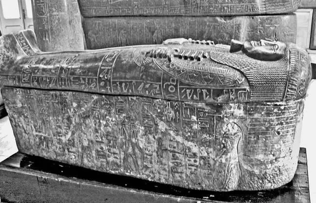 Рис 170 Древнеегипетский каменный саркофаг покрытый иероглифами и - фото 171