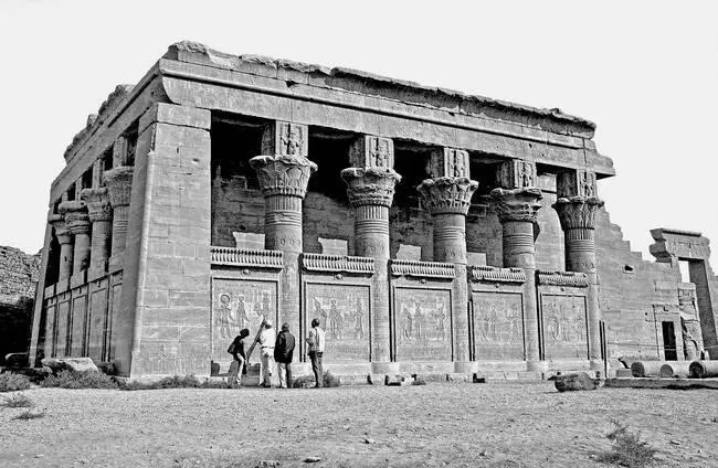 Рис 186 Древнеегипетская часовня стоящая во дворе Дендерского храма - фото 187