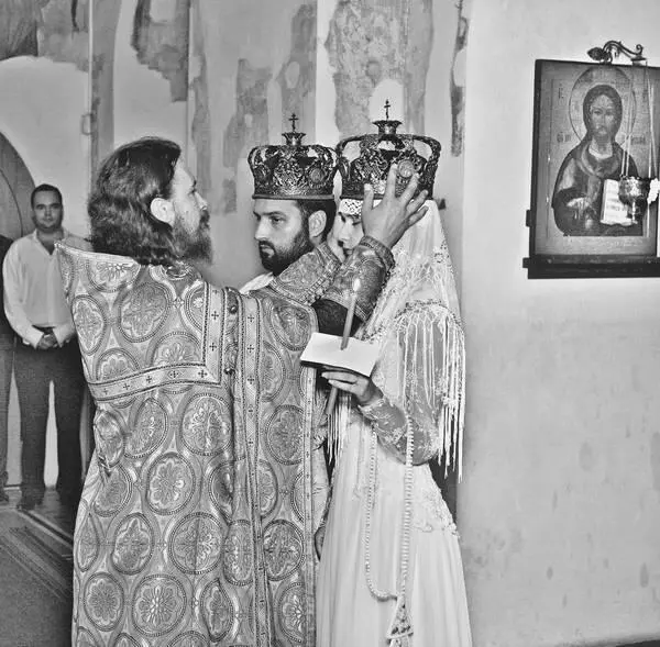 Рис 279 Одевание венцов на молодых во время венчания Старообрядческая - фото 280