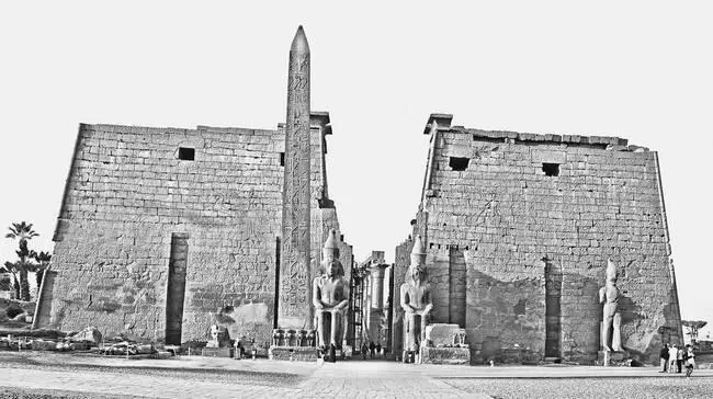 Рис 284 Главный вход в Луксорский храм Фотография 2009 года Рис 285 - фото 285