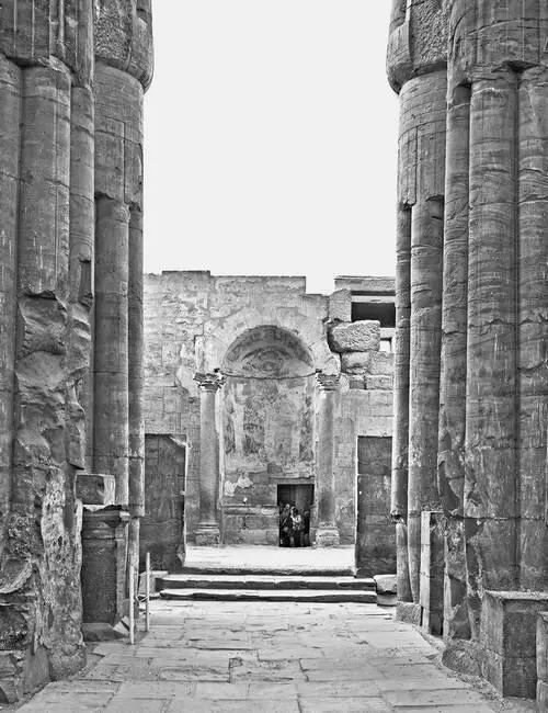 Рис 286 Алтарь христианской церкви в Луксорском храме Фотография 2009 года - фото 287