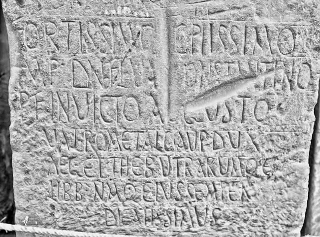 Рис 292 Фрагмент латинской надписи на камне в Луксорском храме Фотография - фото 293