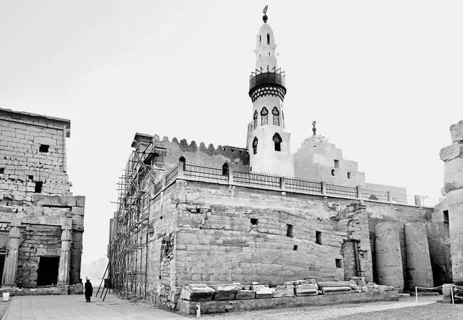 Рис 294 Мечеть построенная в заброшенном Луксорском храме в Средние века - фото 295