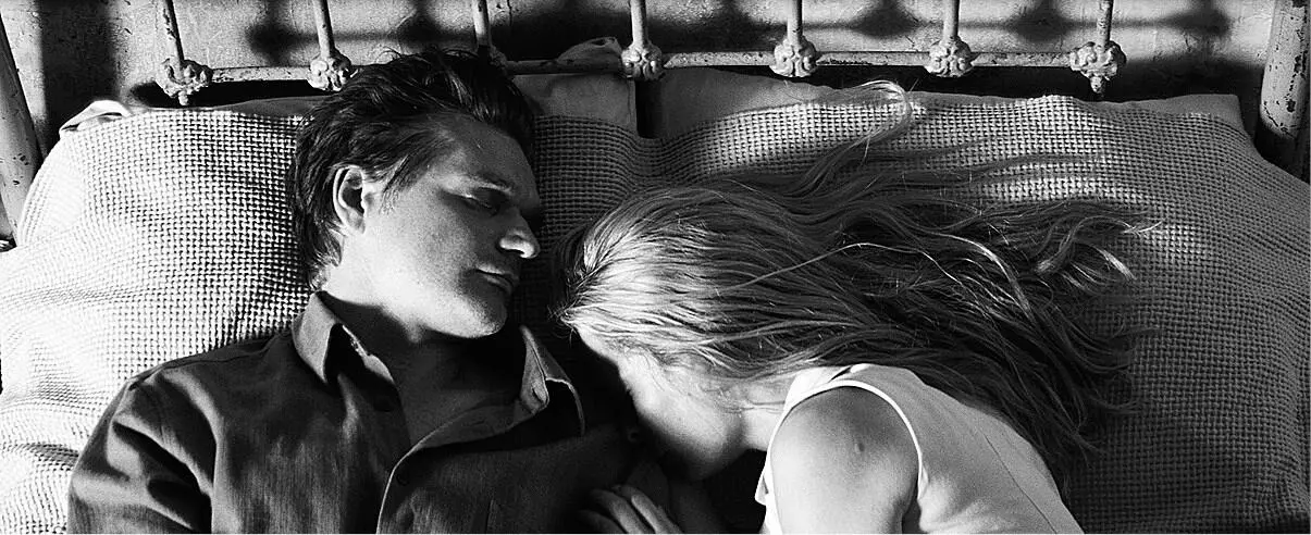 Раздается звонок Алекс поднимает трубку но вместо слов слышится музыка Флора - фото 29