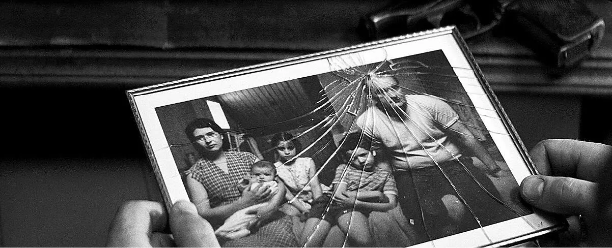 Раздается звонок Алекс поднимает трубку но вместо слов слышится музыка Флора - фото 30