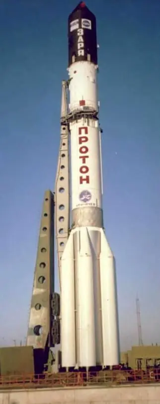 Ракетаноситель Протон с модулем Заря на стартовом комплексе космодрома - фото 3