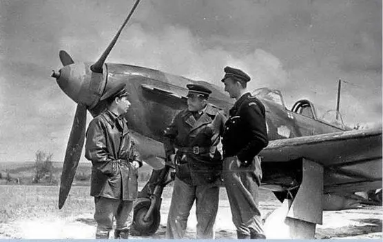 Пилоты Нормандии Ж Риссо Р Дервиль погиб 13 апреля 1943 г и H Кастелен - фото 104