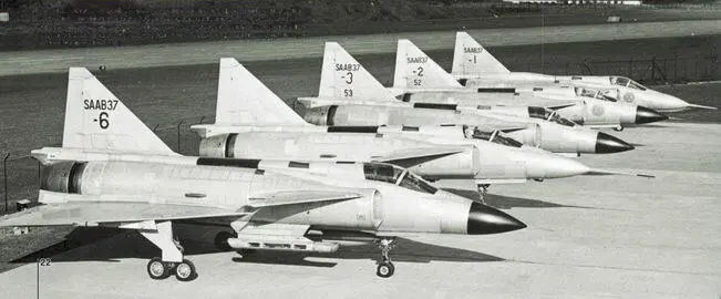 Линейка прототипов Saab 37 сфотографированная на территории испытательного - фото 48