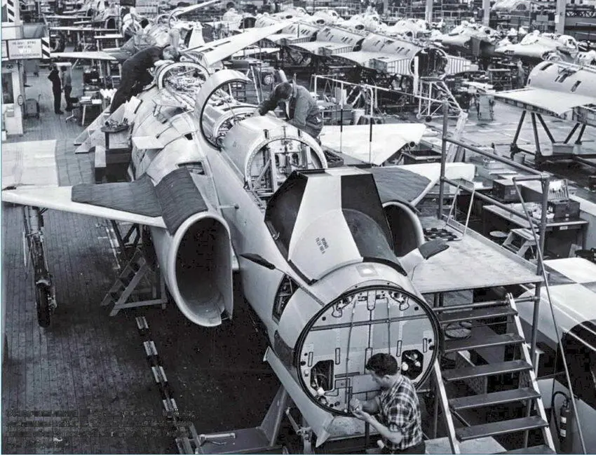 Сборочная линия AJ 37 завода Saab Linkoping сделанная в январе 1972 г На - фото 56