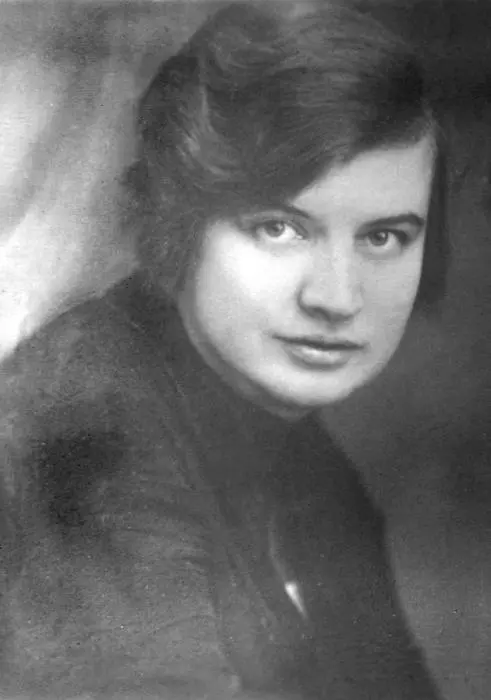 А А Берзина Все они уселись в углу в своей ложе Забегали официанты и тут - фото 11