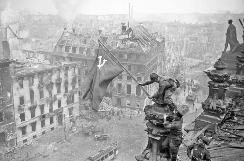 Победа в Великой Отечественной войне надолго сплотила народы СССР В 1945 году - фото 2