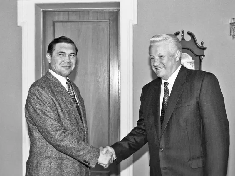 Александр Лебедь и Борис Ельцин Павел Грачев с 1992 по 1996 г министр - фото 4