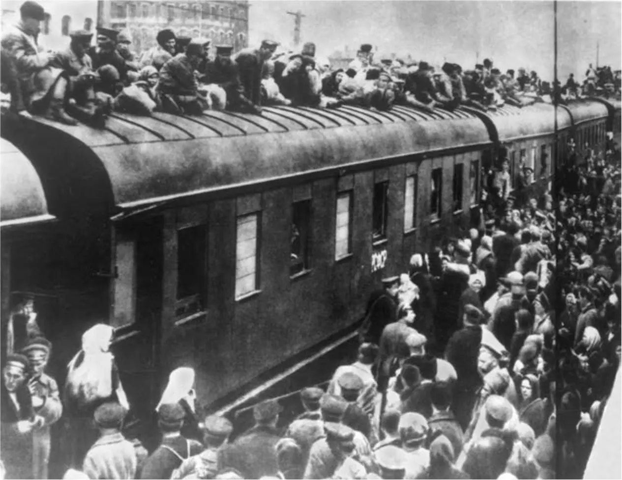 Посадка в пассажирский поезд 1917 г Небольшое повышение заработной платы на - фото 94