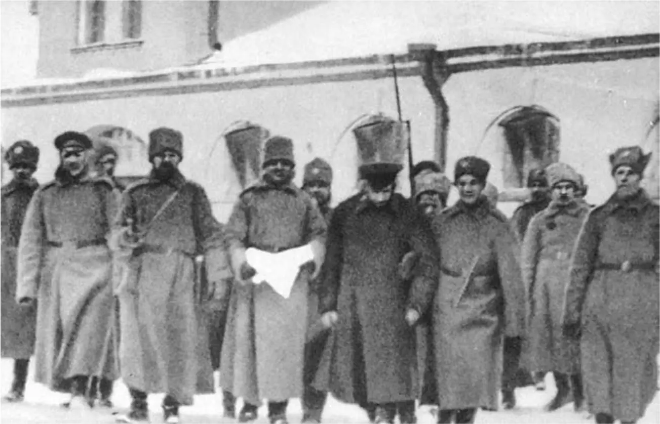 Революционные солдаты ведут захваченного ими переодетого жандарма То же - фото 95