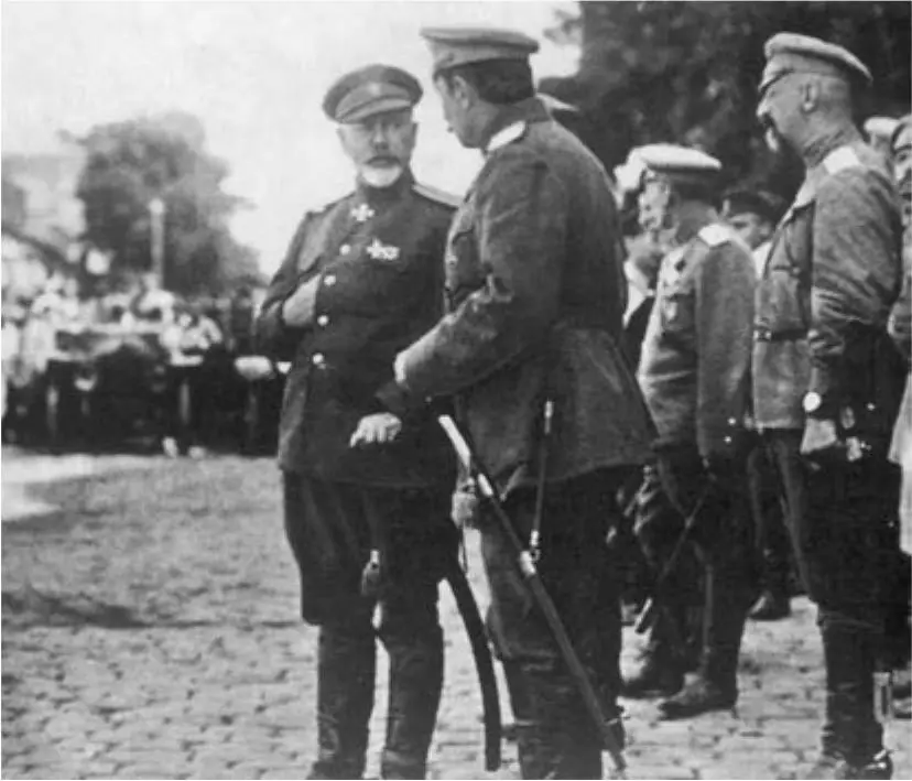 Генерал Деникин Антон Иванович с группой офицеров Лето 1918 г В мае июне - фото 107