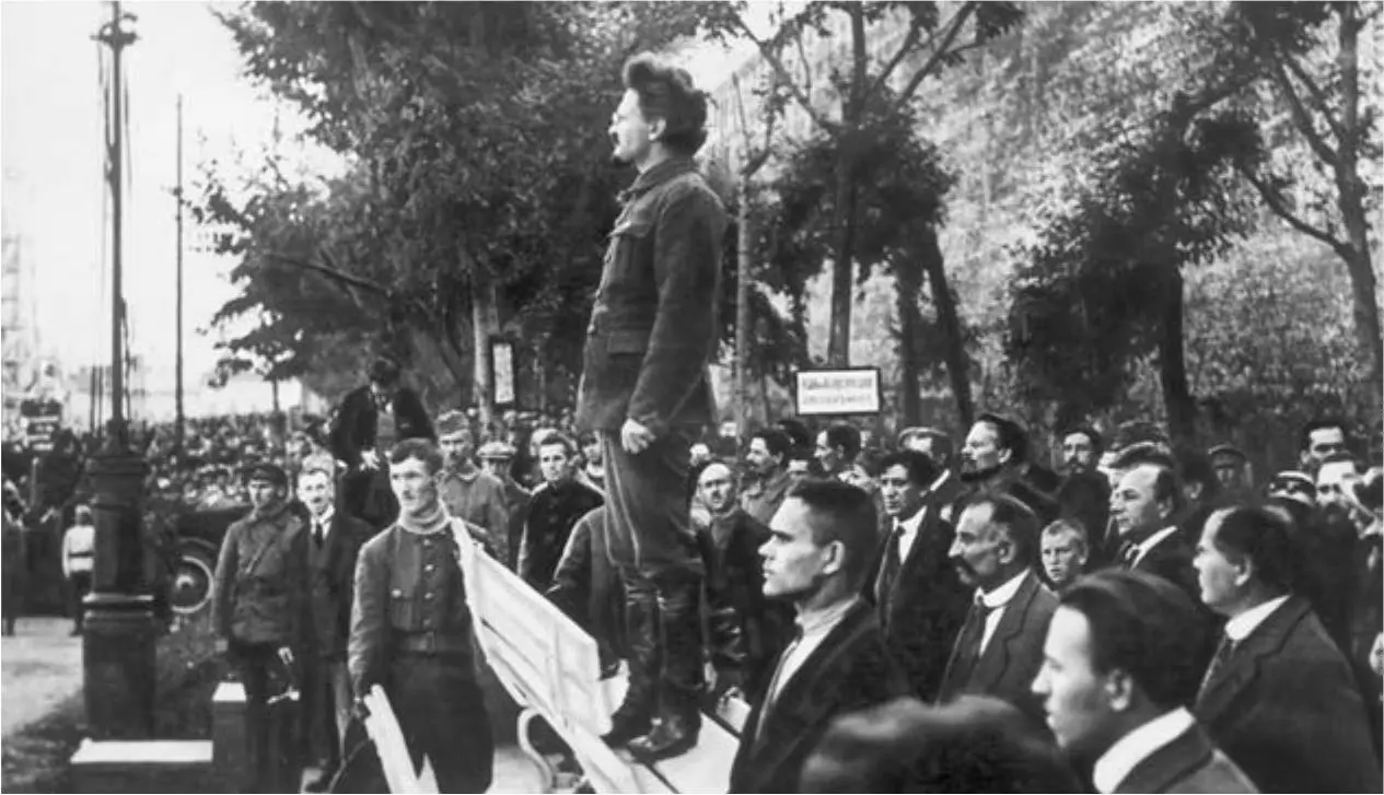 Выступление Л Д Троцкого на митинге у Кремлёвской стены в Москве 1918 г - фото 109